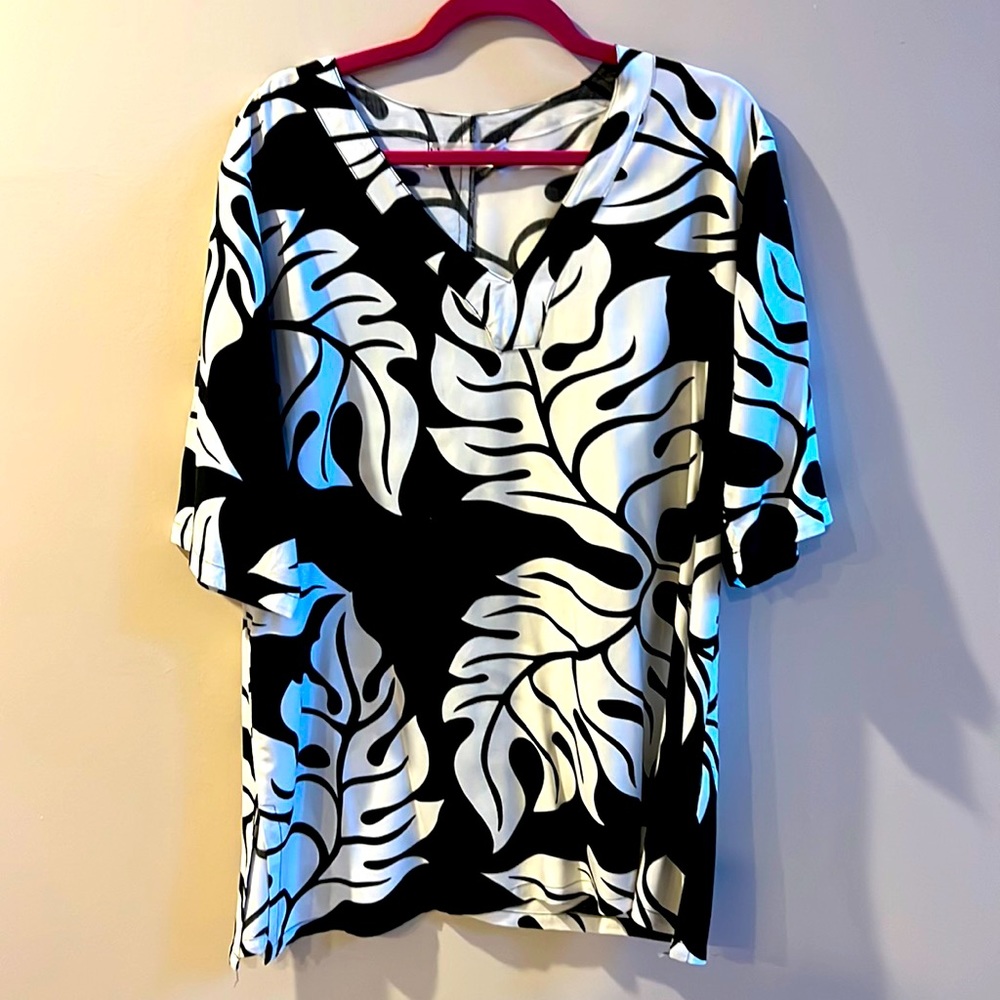 Blue Ginger Tunic Blouse Top Women’s Large Black/White V-Neck Leaf Print